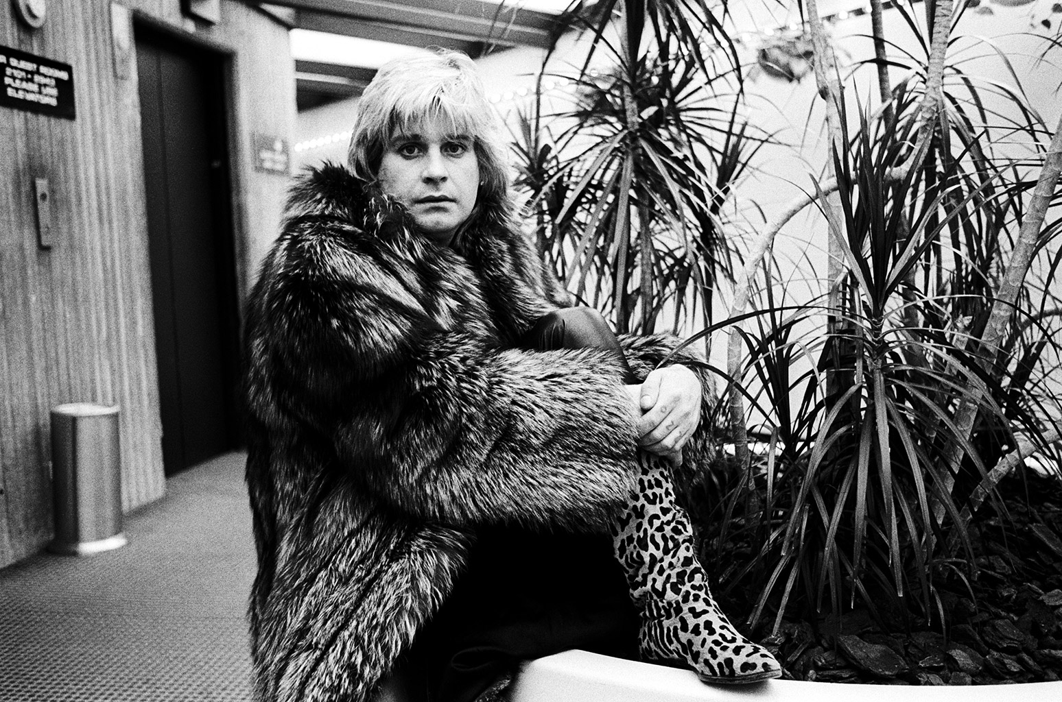 Retrato del músico británico Ozzy Osbourne posando antes de un concierto en el Rosemont Horizon, Rosemont, Illinois, el 4 de marzo de 1984. (Foto de Paul Natkin/Getty Images)