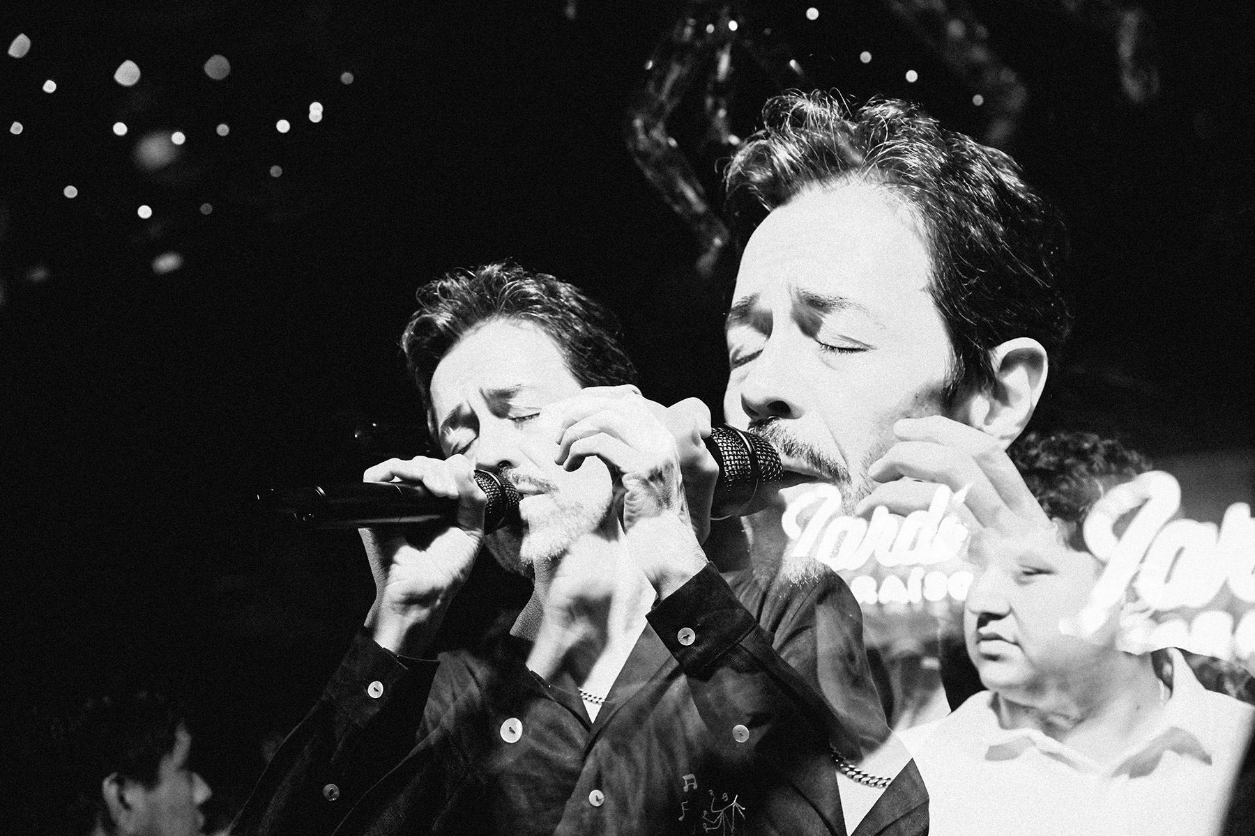 Café Tacvba’s Emmanuel “Meme" del Real sings at a Los Guitarrazos event at the Jardín Paraíso bar on Aug. 19 2025 in Mexico City.