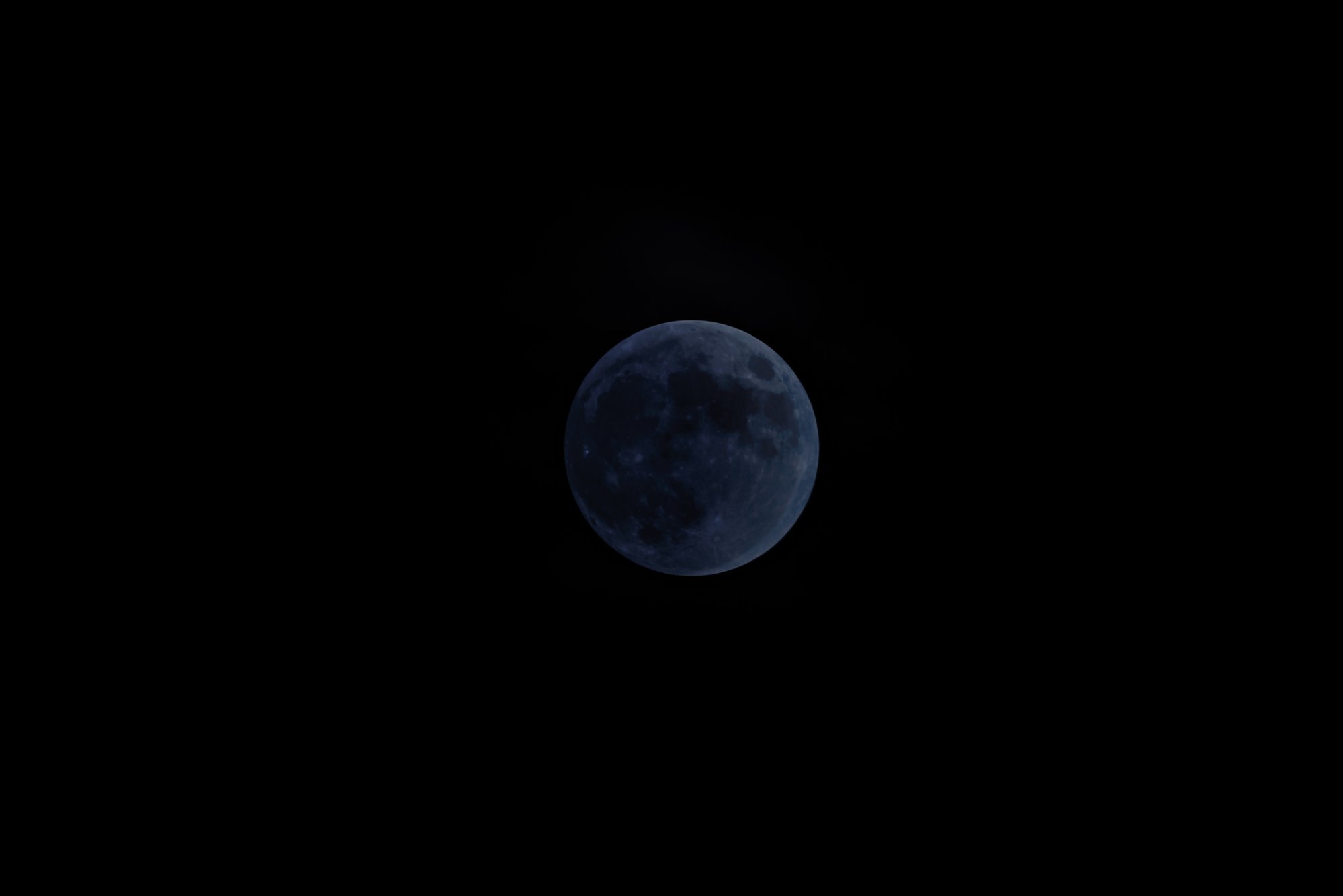 Observing an almost invisible moon during a new moon phase