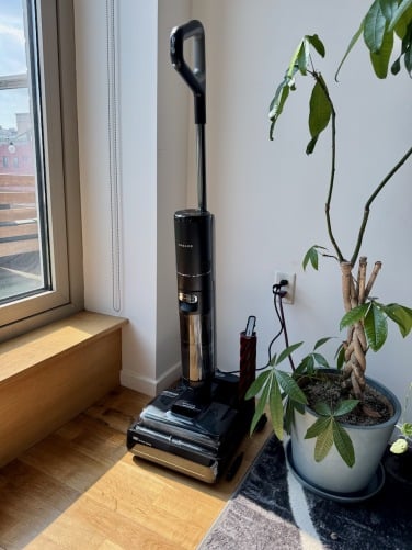 dreame wet/dry vacuum in charging dock