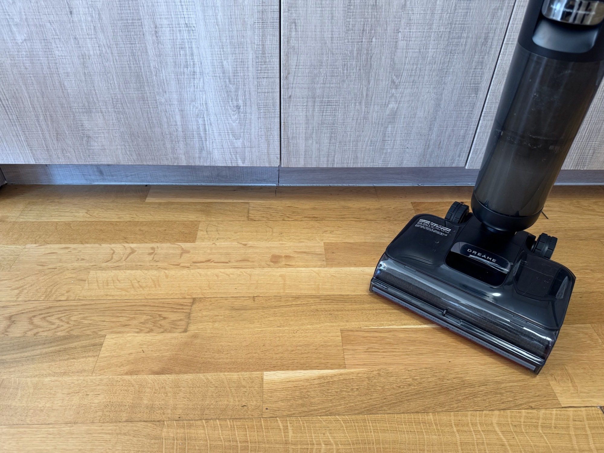 dreame h15 pro wet/dry vacuum on hard floor